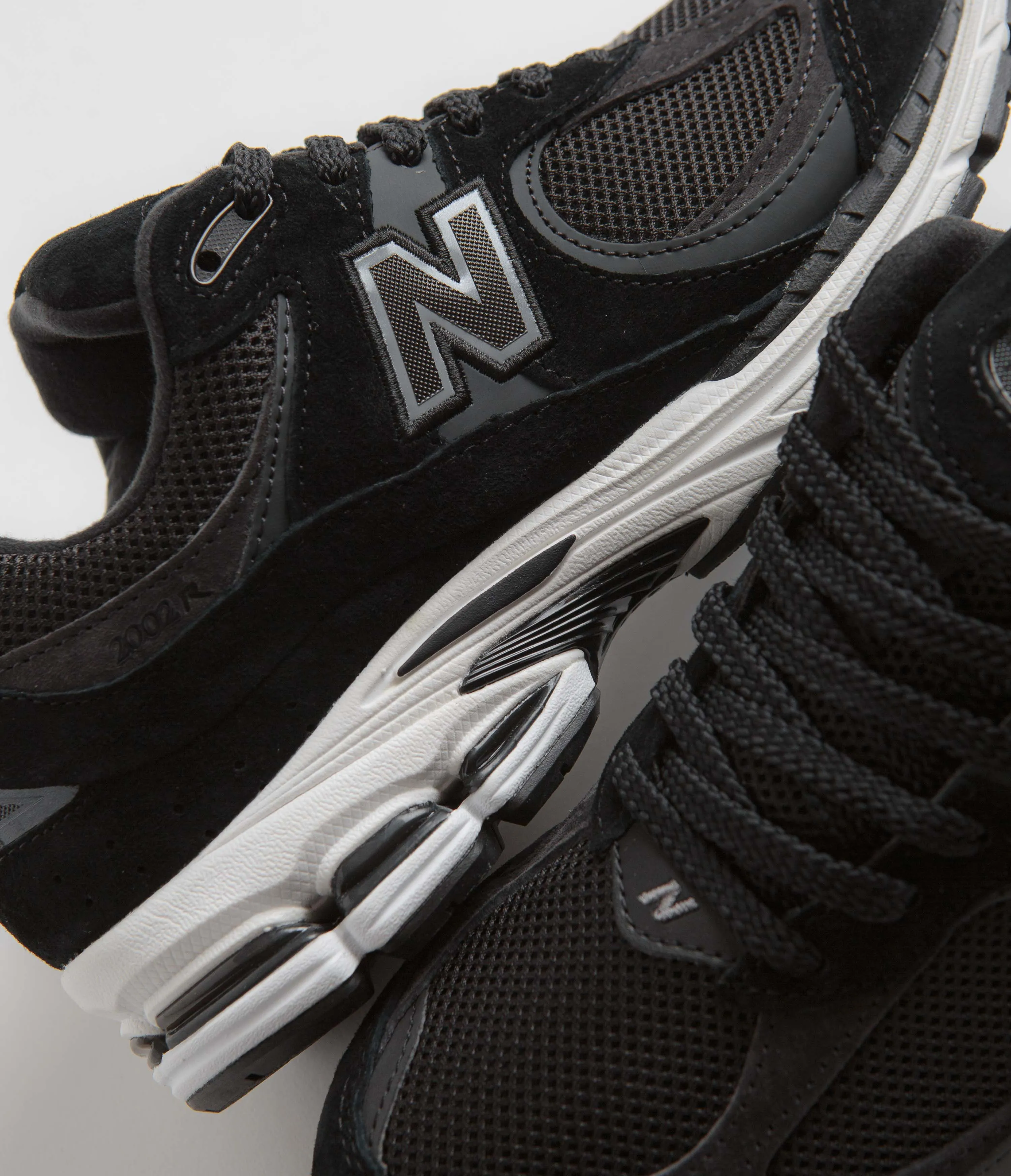 New Balance 2002R Shoes - Black / White