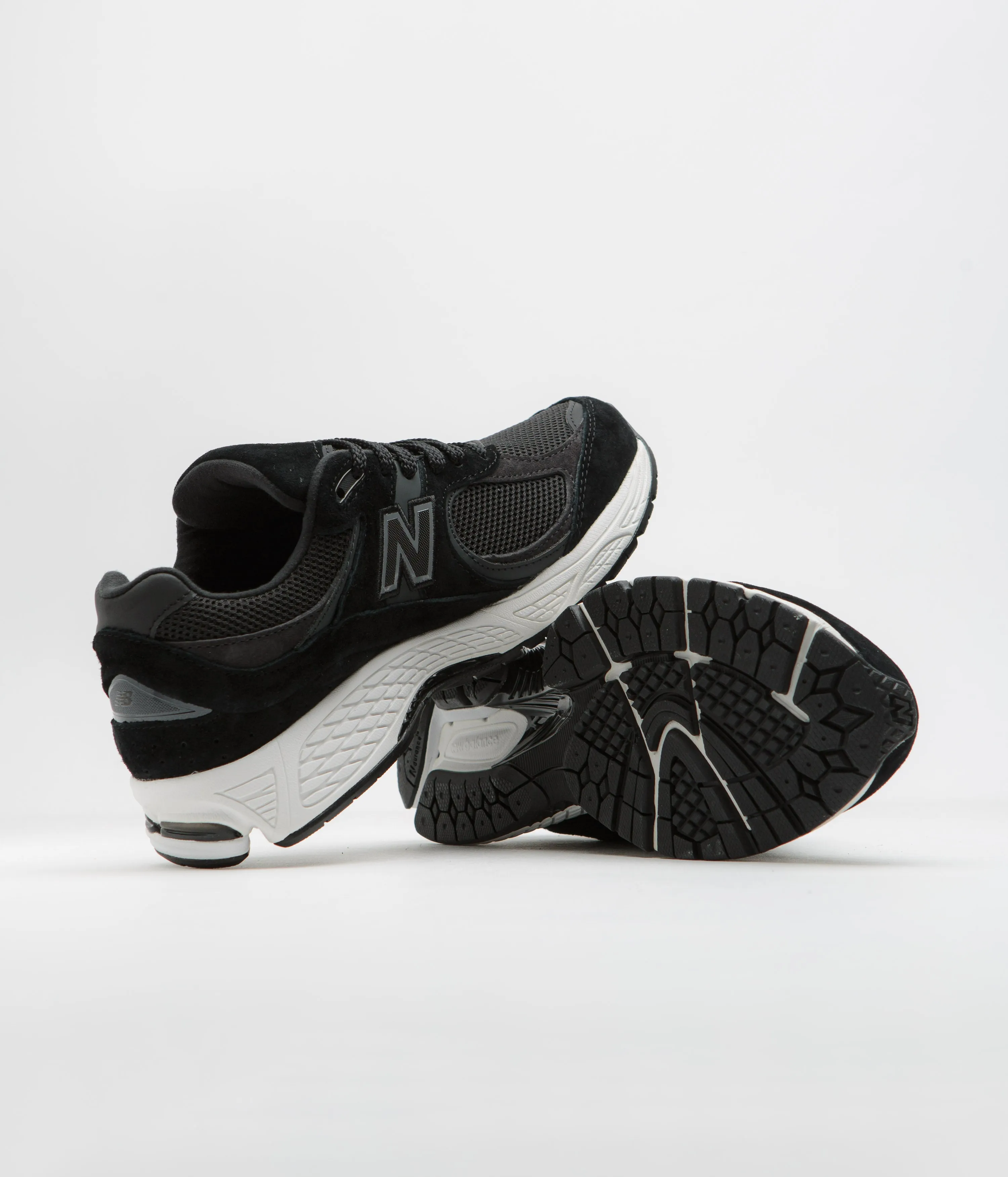 New Balance 2002R Shoes - Black / White