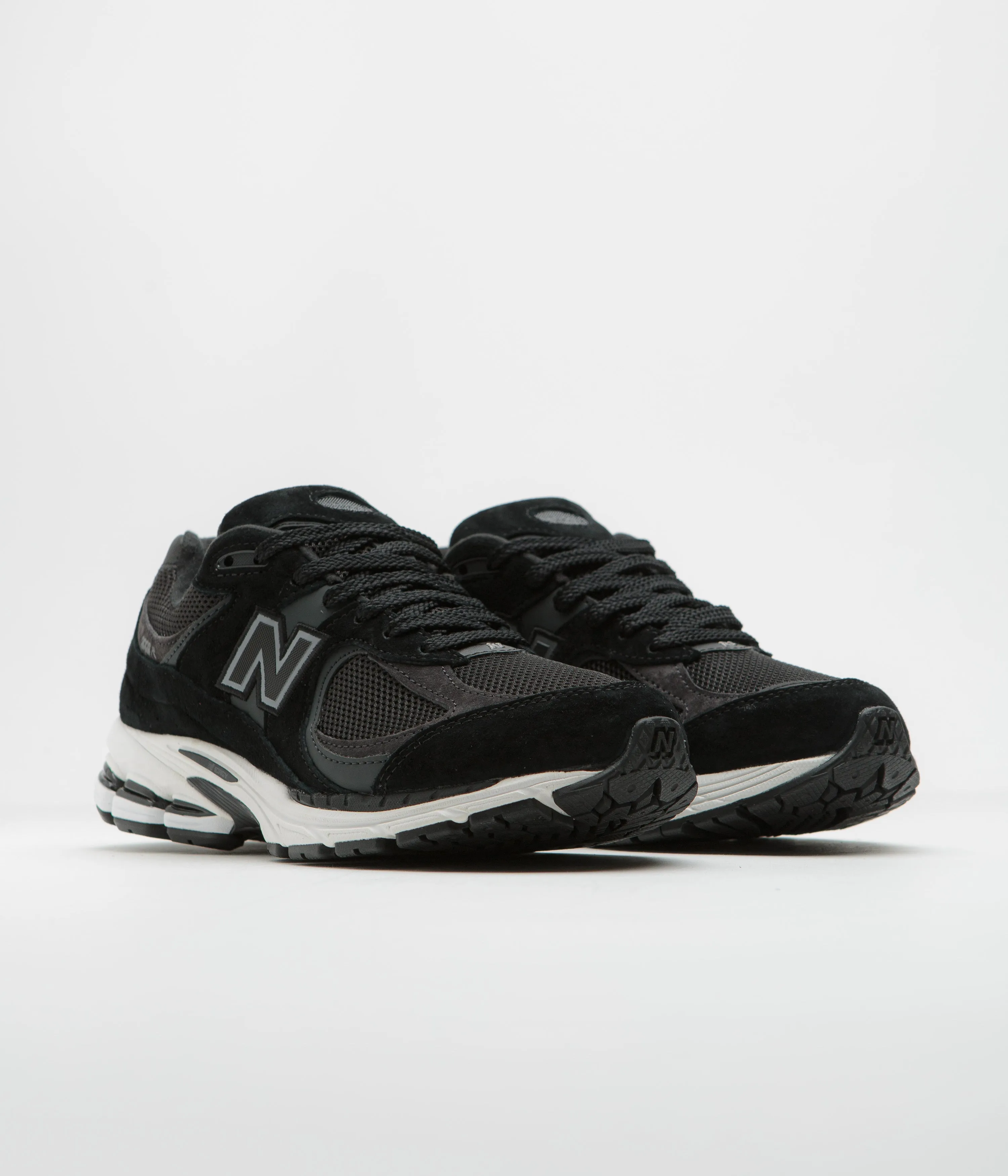 New Balance 2002R Shoes - Black / White